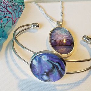 Hand-painted purple/silver necklace & bracelet set with Coralline Jewelry Pouch